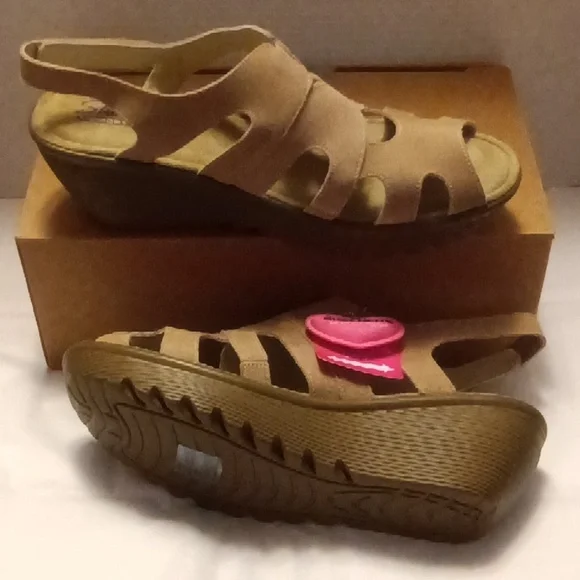 Skechers Women's Suede Sandals. - Picture 4 of 13